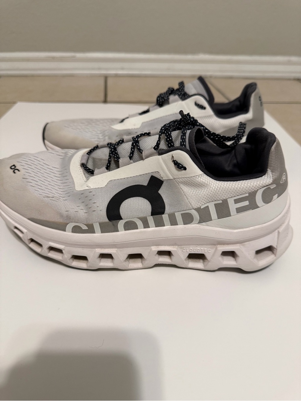 On Running Men's Cloudtec Oncloud Shoes - White & Gray